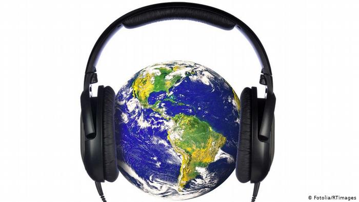 Наушники надеты на земной шар