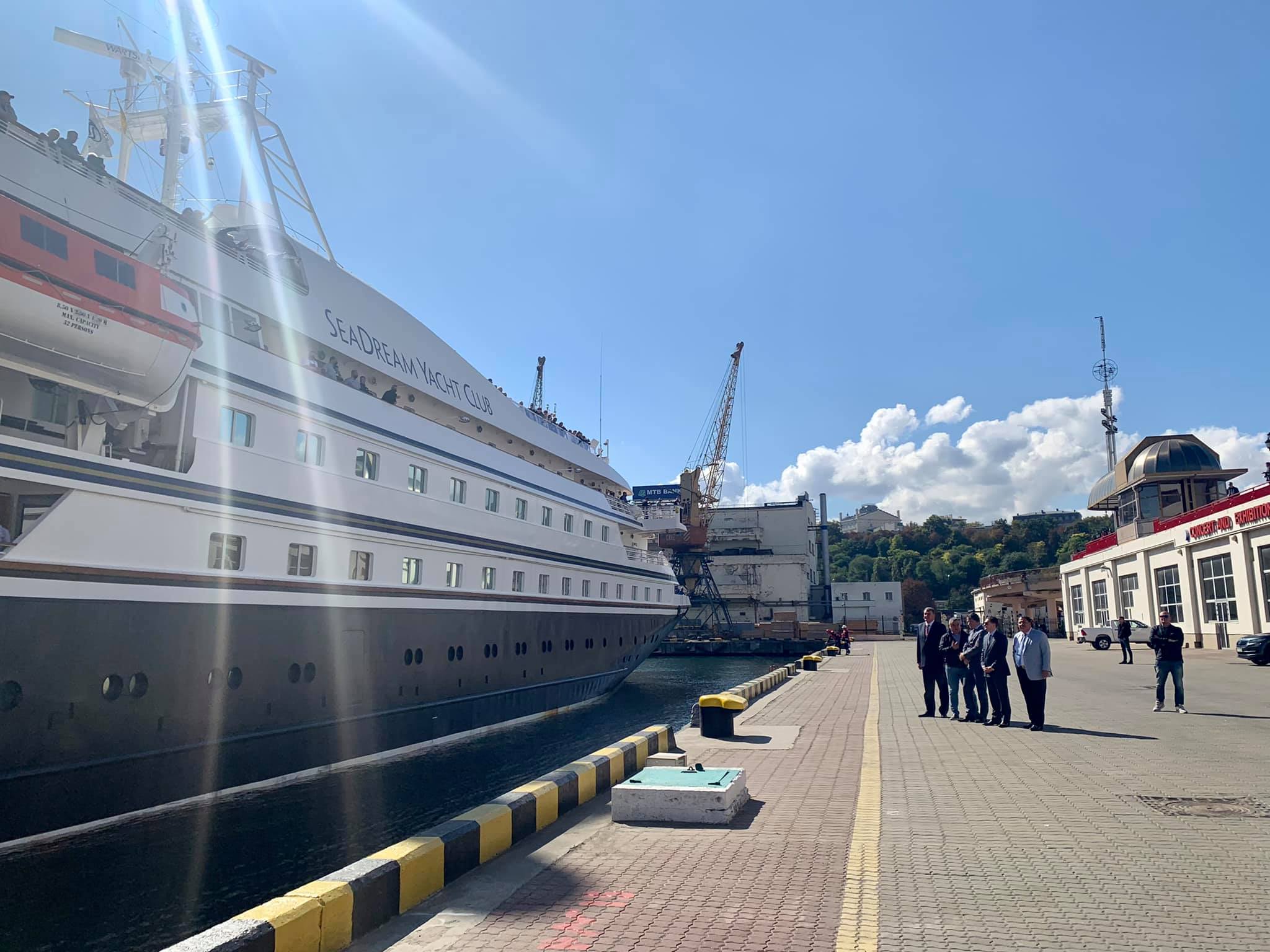 Пассажирский лайнер в Одессе на морвокзале. Порт Одесса теплоход Савона. Стар принцесс в Одесском порту. Sea Dream 2.